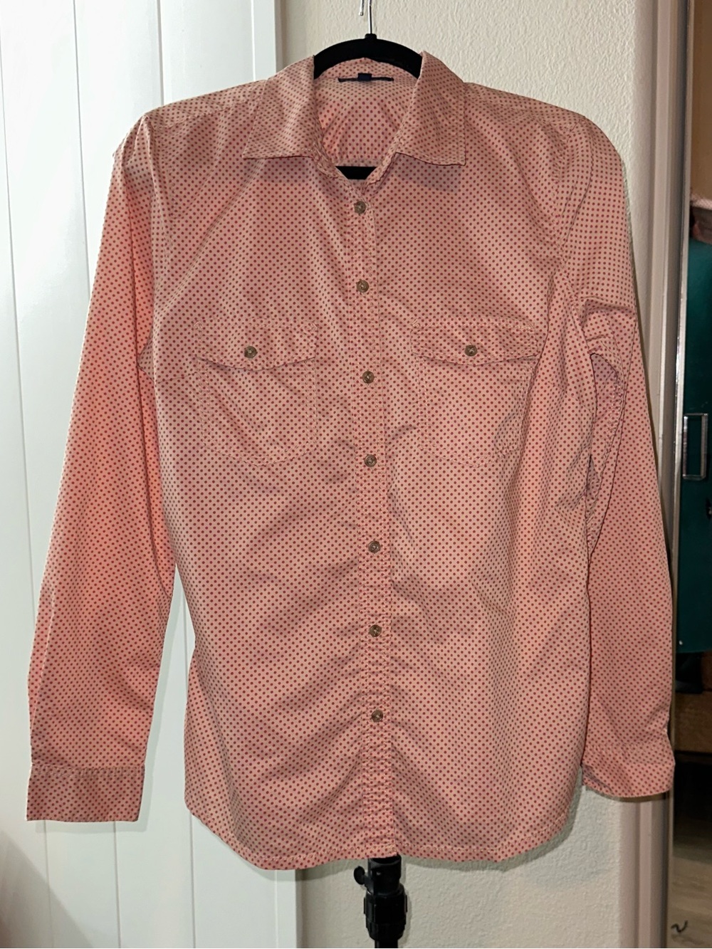 💗GAP pink polka dot button up shirt, size M💗